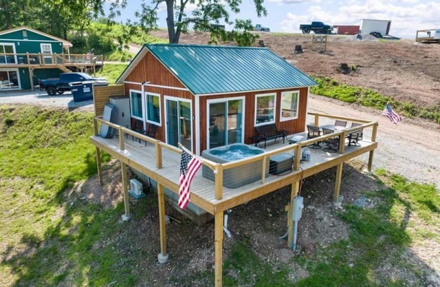 Romantic Lake Haven: Couples' Cabin with Spectacul
