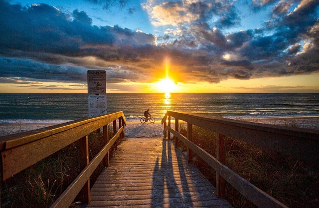 Space to Relax. Heated Pool, Courtyard, Across from Beaches and Close to Johns Pass Village.