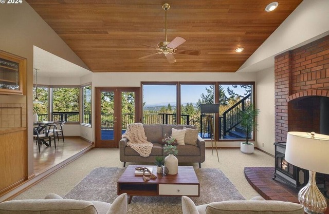 Cozy 4-bedroom house in tranquil Lake Oswego with AC - great views of Mt. Hood.