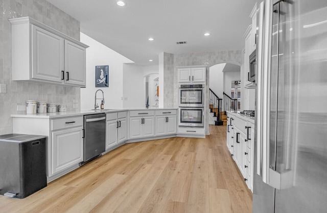 Spacious high ceilings, a refreshing pool, and a BBQ area. Just 30 mins from Austin,
