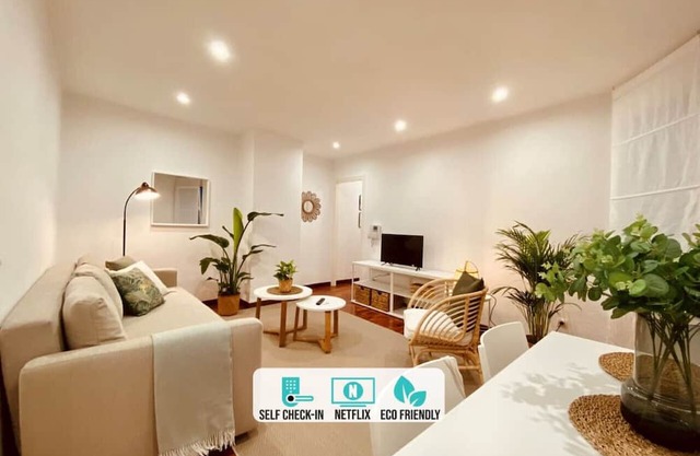 Quiet Marina Gardens Apartment