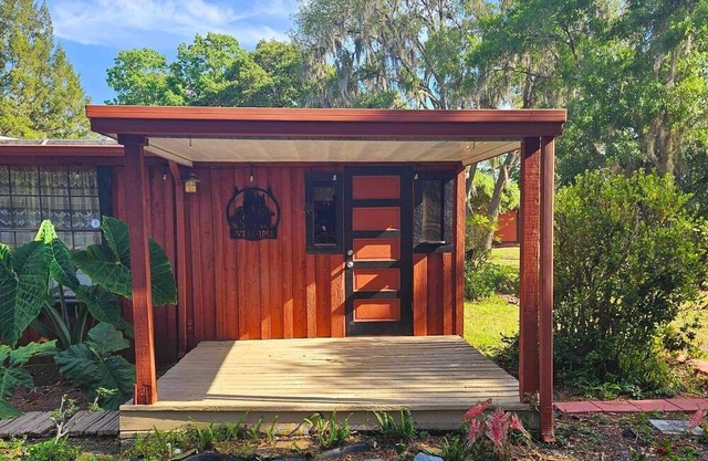 Charming and cozy Rustic farmhouse . Centrally located !