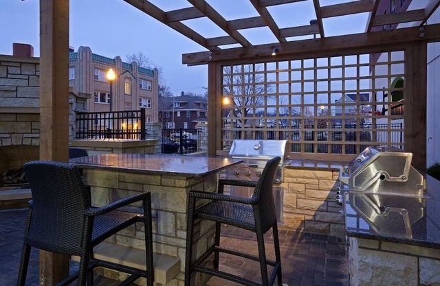 Enjoy our Spacious Suites with Fully Equipped Kitchen and a Free Hot Breakfast!