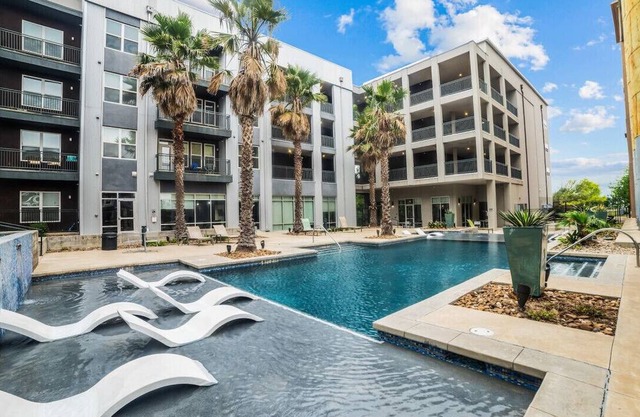 Urban Oasis: 3BR Luxe Apt City & River Views+Pool!