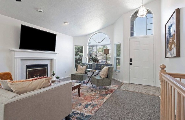 Right of i15 & i215, Fully Fenced Yard, Central!