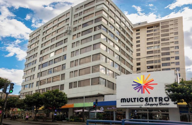 Suite de Lujo con 3 camas en centro comercial