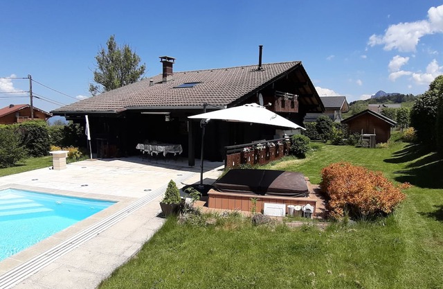 Chalet Familial Avec Piscine au Cœur de la Haute Savoie