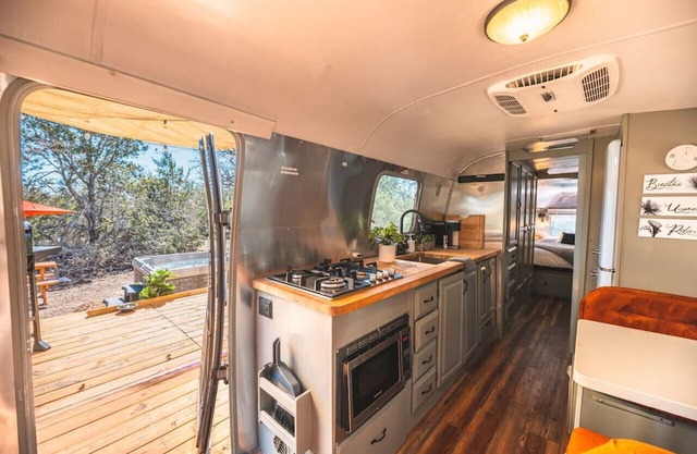 Romantic*Airstream*HotTub*Wifi*Wineries*EV