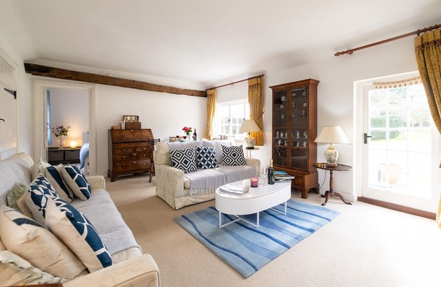 Spilfeathers Cottage - sleeps 3 guests in 2 bedrooms