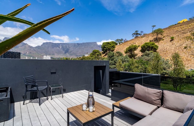 Charming Apartment with Sundeck + Fire Wood Hot tub in de Waterkant.