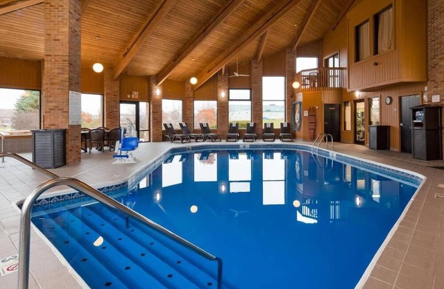 Exceptional Comfort and Convenience, Near I-70 with Free Breakfast & Parking