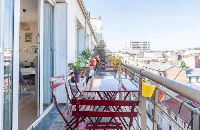 Charming island of calm in Paris