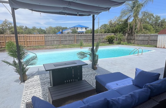 Family friendly 4bdrm SOLAR HEATED POOL HOME 10min to Tampa w/inviting backyard!