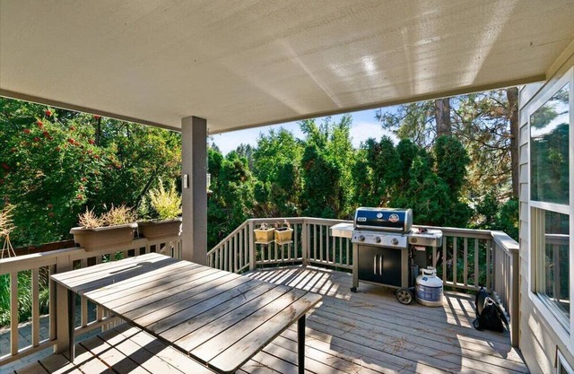 Home in Spokane with Sauna, Hot Tub, Movie Theatre, and Gym! Pet Friendly!