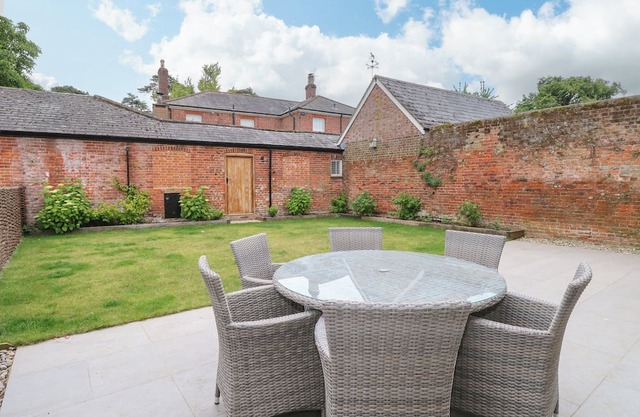 THE COACH HOUSE, pet friendly, with pool in Stalham