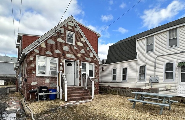 5 Minutes walking distance to beach! cozy, clean place to staying.
