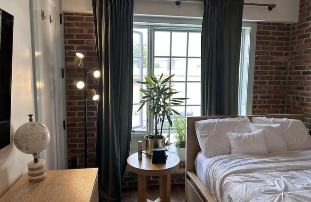 Cozy Brooklyn retreat.Pet Friendly three room