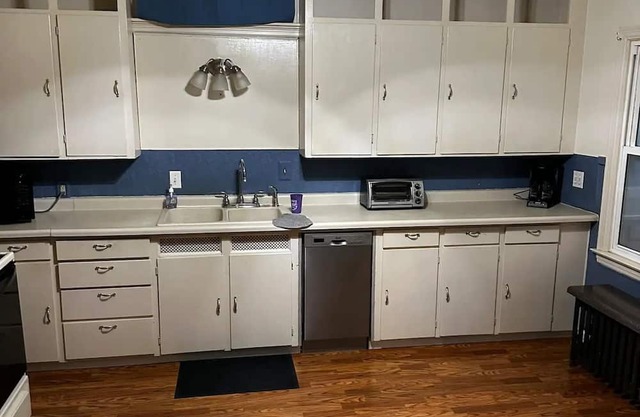 2 bedrooms, 1 bathroom, full kitchen, full laundry, walk-in pantry