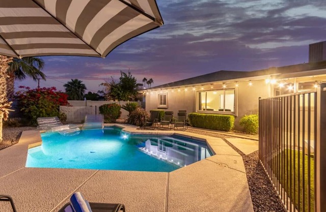 7 Beds Hot Tub 102° Pool Putting Green EV Charger