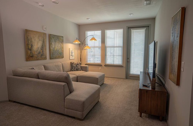 2BR/2BA Modern Retreat with Flex Room