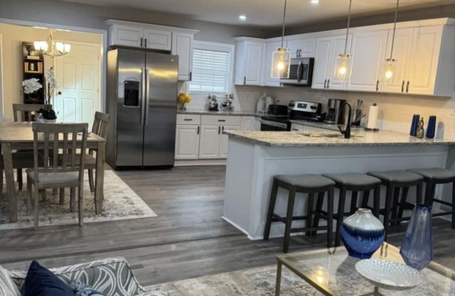 Elegant 4 bedroom home sleeps 6-8! Private Backyard