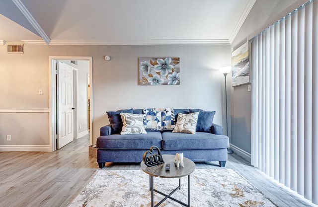 5Min walk to NRG. Remodeled Unit. Free Parking, king Bed. Free Coffee.