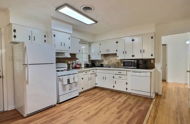 Portofino; Milan Bright and Airy! 3 bed w/ fenced yard