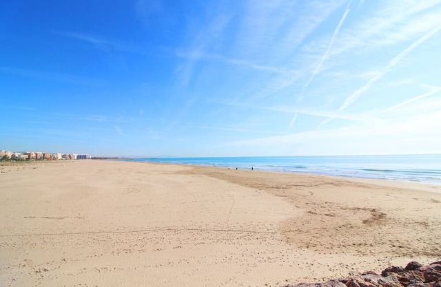 Global Properties: Apartment with beach views