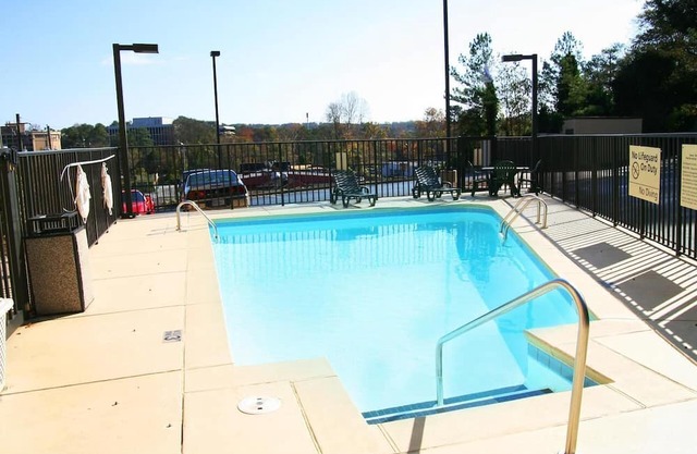 Look No More! Outdoor Pool, Free Breakfast, Parking, Pets Allowed!