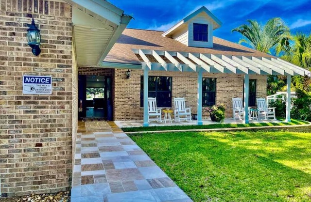 The house is 6 minutes from Downtown Melbourne. Fishing, boating, and surfing.