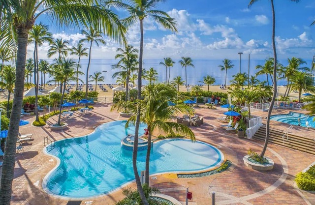 Excellent Choice! Beachfront Location, Outdoor Pool, Free Parking, Pet-friendly!