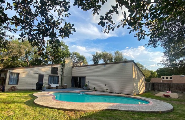 Cozy house in quiet neighborhood, centrally located and with a beautiful pool.