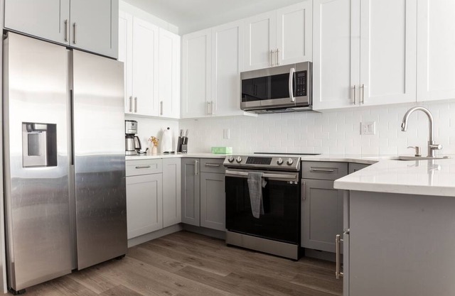 This apartment is a 4 bedroom(s), 4 bathrooms, located in Philadelphia, PA.