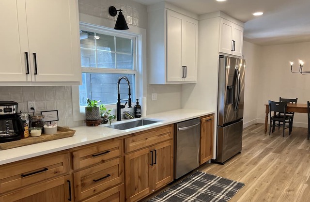Freshly renovated modern 4 bd+3 ba home just 2 miles from hospital and college!