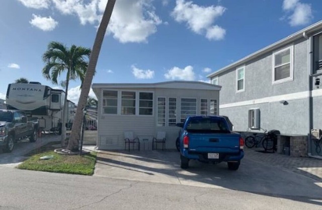 Sunny & Bright 2 Bed 1 Bath Beach Bungalow WIFI Pet Friendly