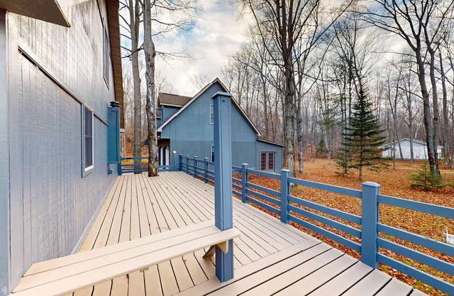 Lakefront stay with two kayaks, jetted tub, wood stove, & W/D - dog-friendly