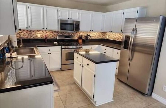 Heated Pool Spa 4 Bedroom Close to Strip & Airport