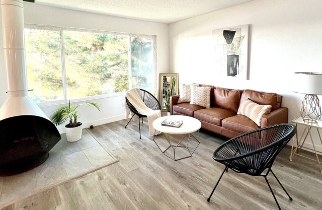Chic Modern 3 Bed Townhouse | Pet Friendly!