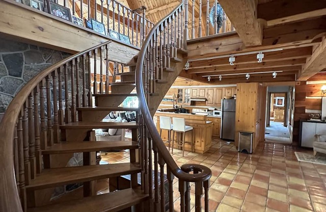 Architectural Log House on Lake Simcoe!