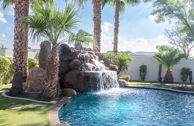 Botanical Villa sleeps 16 by HomeSlice Stays