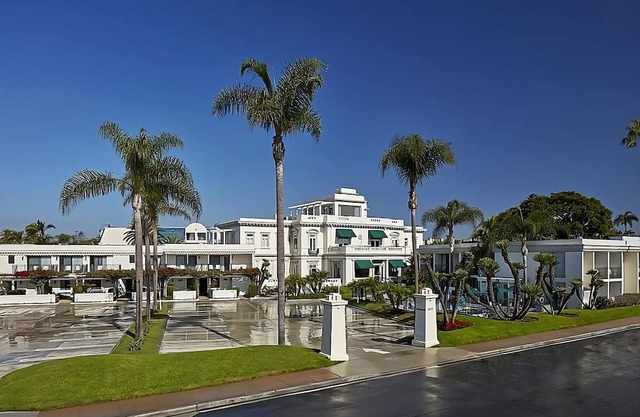 Best Place to Unwind! Comfortable Unit, Onsite Pool, Parking & Beach Access!