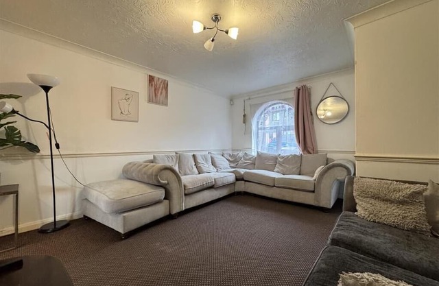Olive, 3 Bedroom House, Garden, Free Car Park.