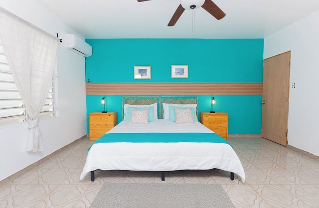 costal heaven: King bed with stunning ocean view