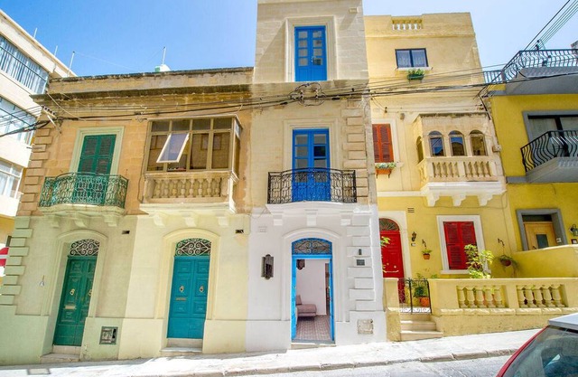 House 4 bedrooms 5 Bathrooms.nDiscover the perfect Sliema getaway at Seabreeze