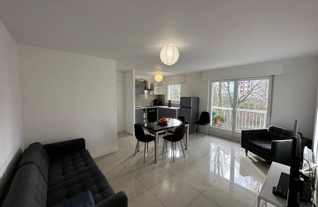 Bright F2 with balcony - comfort and convenience
