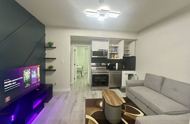 Comfort Suite |10 Mins to WEM, 30 Mins to YEG