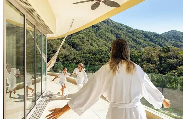 Junior Panoramic Suite with Ocean Views & Private Balcony – Puerto Vallarta