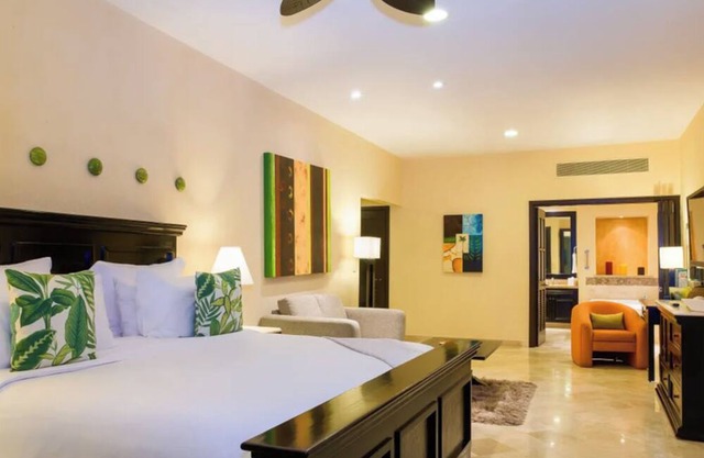 Honeymoon Suite with Jacuzzi & Ocean Views – Garza Blanca Puerto Vallarta