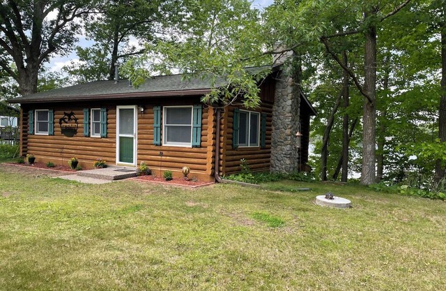 Beautiful lakeside log cabin on Horseshoe Lake