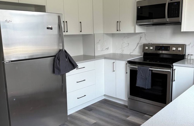 Cozy 2BR/1BA Townhome Near Downtown – Comfort & Convenience Await!